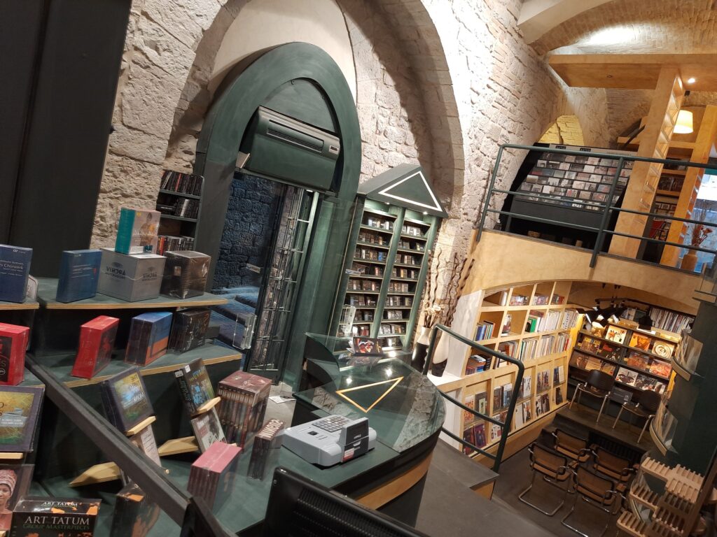EGEA Store Perugia Puerta